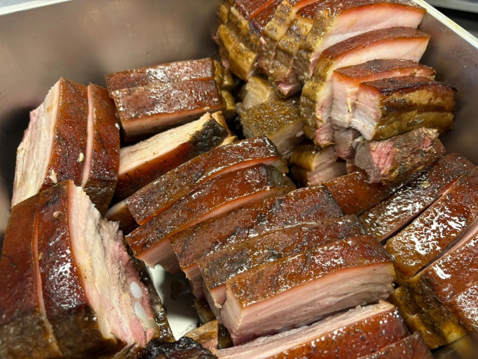 두툼한 훈연 삼겹살